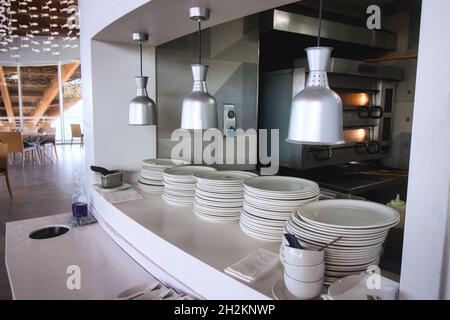 Cucina che serve bocce in un ristorante dal design moderno Foto Stock