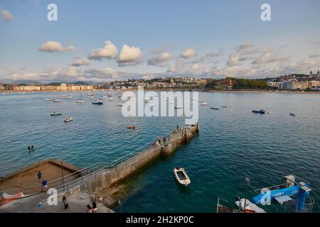 Ampia vista della baia di la Concha dall'isola di Santa Clara (Euskadi, Spagna). Foto Stock