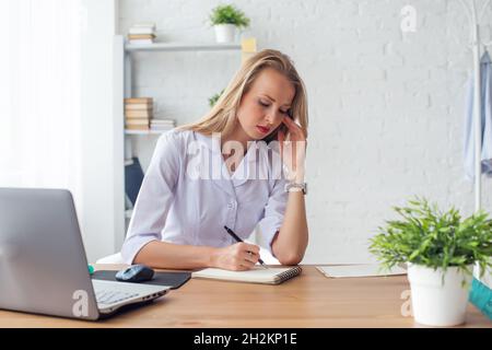 Ritratto del medico che lavora in ufficio medico posto di lavoro seduto alla scrivania Foto Stock
