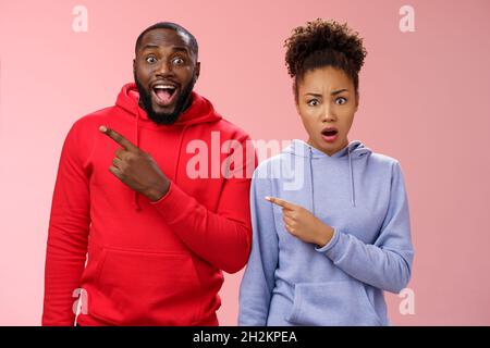 Fidanzata scioccata fidanzata amici fidanzati fatto festa a sorpresa guardare frustato dispiaciuto puntando in alto a sinistra uomo d'angolo sensazione stupito sorridente Foto Stock