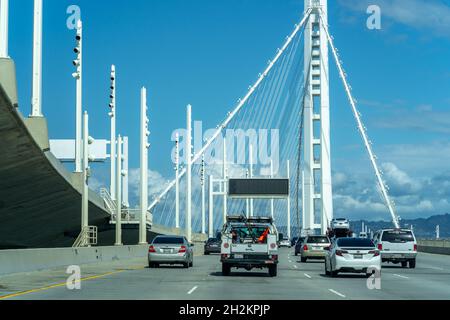 SAN FRANCISO, STATI UNITI - 19 marzo 2021: Uno scatto del San Francisco-Oakland Bay Bridge durante le ore di traffico, Stati Uniti Foto Stock