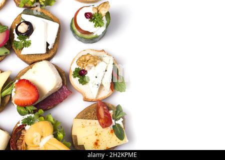 Tartine con salmone affumicato, cetriolo, pomodori ciliegini e mozzarella - spazio copia Foto Stock