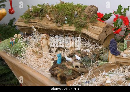 Casa creche di Natale fatta con Giuseppe Maria e Gesù piccolo Foto Stock