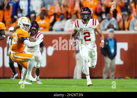 16 ottobre 2021: Matt Corral #2 dei ribelli del Mississippi corre la palla durante la partita di football NCAA tra i volontari dell'Università del Tennessee e i ribelli di Ole Miss al Neyland Stadium di Knoxville TN Tim Gangloff/CSM Foto Stock