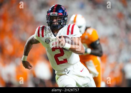 16 ottobre 2021: Matt Corral #2 dei ribelli del Mississippi corre la palla durante la partita di football NCAA tra i volontari dell'Università del Tennessee e i ribelli di Ole Miss al Neyland Stadium di Knoxville TN Tim Gangloff/CSM Foto Stock