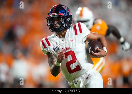 16 ottobre 2021: Matt Corral #2 dei ribelli del Mississippi corre la palla durante la partita di football NCAA tra i volontari dell'Università del Tennessee e i ribelli di Ole Miss al Neyland Stadium di Knoxville TN Tim Gangloff/CSM Foto Stock