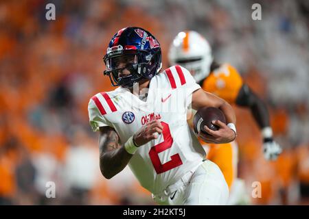 16 ottobre 2021: Matt Corral #2 dei ribelli del Mississippi corre la palla durante la partita di football NCAA tra i volontari dell'Università del Tennessee e i ribelli di Ole Miss al Neyland Stadium di Knoxville TN Tim Gangloff/CSM Foto Stock