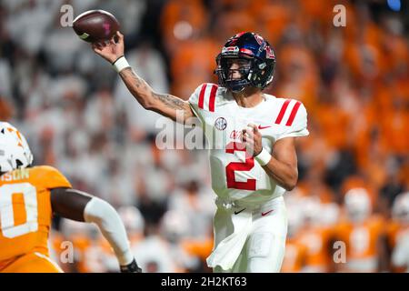 16 ottobre 2021: Matt Corral #2 dei ribelli del Mississippi lancia la palla durante la partita di football NCAA tra i volontari dell'Università del Tennessee e i ribelli di Ole Miss al Neyland Stadium di Knoxville TN Tim Gangloff/CSM Foto Stock