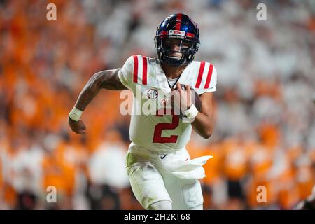 16 ottobre 2021: Matt Corral #2 dei ribelli del Mississippi corre la palla durante la partita di football NCAA tra i volontari dell'Università del Tennessee e i ribelli di Ole Miss al Neyland Stadium di Knoxville TN Tim Gangloff/CSM Foto Stock