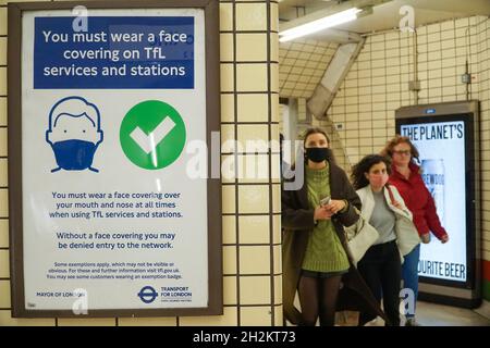 Londra, UK, 22 ottobre 2021: I poster della metropolitana di Londra istruiscono tutti i passeggeri a indossare maschere facciali. Anna Watson/Alamy Live News Foto Stock