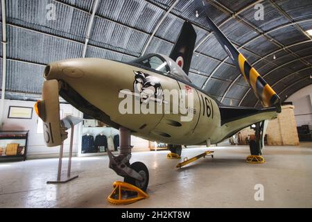 Ta' Qali, Malta - Novembre 04 2020: Royal Air Force Hawker Sea Hawk nell'hangar del museo dell'aviazione maltese con le ali ripiegate Foto Stock