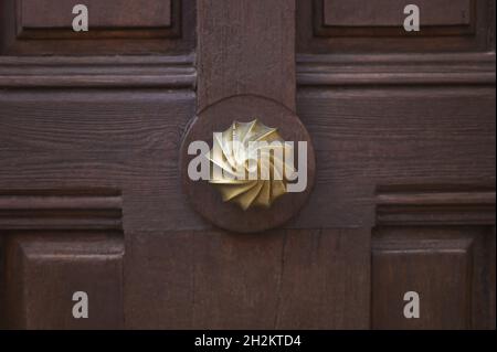 particolare di una maniglia su una porta in legno antico Foto Stock