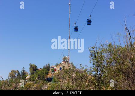 Funivia nel cielo a Cerro San Cristobal nel Parco Metropolitano in giornata di sole a Santiago del Cile Foto Stock