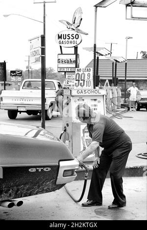 Man pompando Gasohol alla stazione di benzina, Marion S. Trikosko, US News & World Report Magazine Collection, luglio 1979 Foto Stock