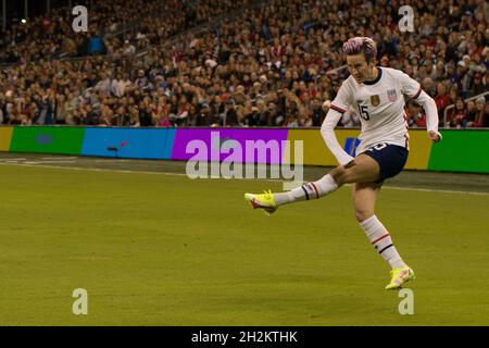 Kansas City, Stati Uniti. 21 ottobre 2021. Kansas City, Kansas, 21 ottobre, Megan Rapinoe (15 Stati Uniti) si avvia a una croce durante la partita di calcio femminile internazionale amichevole tra gli Stati Uniti e la Repubblica di Corea al Childrens Mercy Park a Kansas City, Stati Uniti. **NESSUN USO COMMERCIALE** Kat Farris/Sports Press Photo Credit: SPP Sport Press Photo. /Alamy Live News Foto Stock