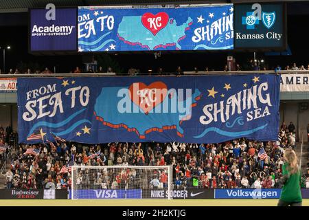 Kansas City, Stati Uniti. 21 ottobre 2021. Kansas City, Kansas, 21 ottobre, L'AMERICAN Outlaws TIFO alla partita di calcio femminile internazionale tra gli Stati Uniti e la Repubblica di Corea al Childrens Mercy Park di Kansas City, Stati Uniti. **NESSUN USO COMMERCIALE** Kat Farris/Sports Press Photo Credit: SPP Sport Press Photo. /Alamy Live News Foto Stock