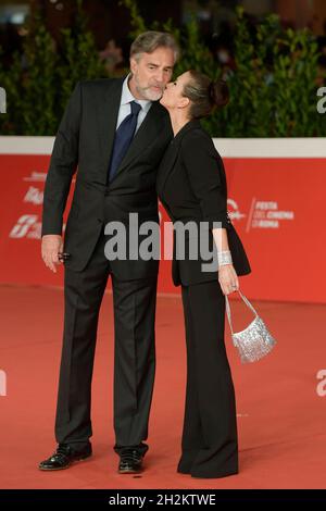 Roma, Italia. 22 ottobre 2021. Max Tortora e Maria Teresa Merlino partecipano al tappeto rosso del film vita da Carlo all'Auditorium Parco della Musica. Credit: SOPA Images Limited/Alamy Live News Foto Stock