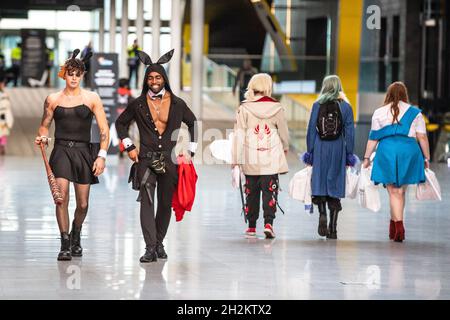 Excel, Londra, Regno Unito. 22 ottobre 2021. Due partecipanti arrivano nei loro abiti divertenti. I cosplayer, i fan e i visitatori scendono ancora una volta nel centro espositivo Excel London per MCM Comic con. MCM London Comic con torna il 22-24 ottobre per una celebrazione della cultura pop. Credit: Imagplotter/Alamy Live News Foto Stock