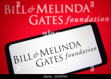 Ucraina. 22 ottobre 2021. In questa illustrazione della foto un logo Bill & Melinda Gates Foundation (BMGF) di una fondazione privata statunitense fondata da Bill Gates e Melinda French Gates è visto su uno smartphone e uno schermo pc. Credit: SOPA Images Limited/Alamy Live News Foto Stock