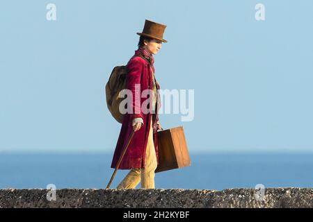 Scene per il nuovo film Wonka con Timothée Chalamet in fase di ripresa sul porto di Cobb a Lyme Regis in Dorset l'11 ottobre 2021. Immagine Credi Foto Stock