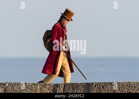 Scene per il nuovo film Wonka con Timothée Chalamet in fase di ripresa sul porto di Cobb a Lyme Regis in Dorset l'11 ottobre 2021. Immagine Credi Foto Stock