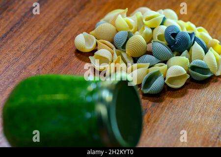 Pasta cruda colorata. Conchiglie. Foto Stock