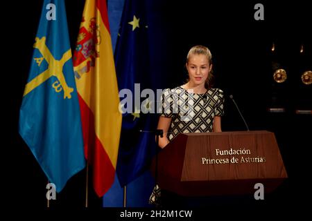 Oviedo, Spagna. 22 ottobre 2021. La principessa spagnola Leonor ha tenuto un discorso durante la cerimonia di presentazione dei premi della Principessa delle Asturie 2021 a Oviedo, in Spagna, il 22 ottobre 2021. Venerdì in Spagna sono stati presentati i premi Princess of Asturias 2021. Credit: Juan Carlos Rojas/Xinhua/Alamy Live News Foto Stock