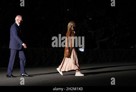 Washington DC, Stati Uniti. 22 ottobre 2021. Il Presidente Joe Biden e la First Lady Jill Biden partono dal prato meridionale della Casa Bianca lungo il tragitto per Wilmington, Delaware venerdì 22 ottobre 2021. Photo by Leigh Vogel/Pool/ABACAPRESS.COM Credit: Abaca Press/Alamy Live News Foto Stock