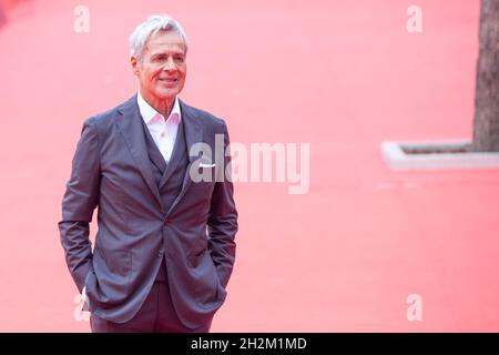 Roma, Italia. 22 ottobre 2021. Claudio Baglioni partecipa al tappeto rosso durante il 16° Festival del Film di Roma 2021 il 22 ottobre 2021 (Photo by Matteo Nardone/Pacific Press) Credit: Pacific Press Media Production Corp./Alamy Live News Foto Stock