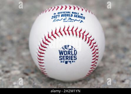 St. Louis, Stati Uniti. 22 ottobre 2021. La Rawlings Sporting Goods Company ha rilasciato la World Series Baseball 2021 a St. Louis venerdì 22 ottobre 2021, che sarà utilizzata nel classico autunno di quest'anno a partire dal 26 ottobre 2021. Foto di Bill Greenblatt/UPI Credit: UPI/Alamy Live News Foto Stock