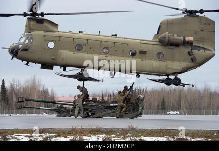 Soldati indiani assegnati al 7° Battaglione, il reggimento di Madras, e paracadutisti dell'esercito degli Stati Uniti dalla 4° infantry Brigade Combat Team (Airborne), 25° Divisione fanteria, conducono l'addestramento di carico di imbracatura durante l'esercizio Yudh Abhyas 21 alla Joint base Elmendorf-Richardson, Alaska, 19 ottobre 2021. Un elicottero Chinook dell'esercito degli Stati Uniti CH-47 operato dal 1-52nd battaglione dell'aviazione di supporto generale ha sostenuto l'addestramento. Exercise Yudh Abhyas 21 evidenzia l'impegno degli Stati Uniti nei confronti dei nostri partner Indo-Pacific, rafforza gli incentivi dei partner per la cooperazione multilaterale e aiuta USARPAC a plasmare l'Indo-Pacific Foto Stock