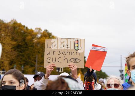 Berlino, Germania. 22 ottobre 2021. Dimostrazione del clima a Berlino. Migliaia di persone si sono radunate presso l'iconica porta di Brandeburgo di Berlino, portando bandiere che chiedevano al prossimo governo tedesco di porre maggiore enfasi sulla lotta al cambiamento climatico. (Foto di Beata Siewicz/Pacific Press) Credit: Pacific Press Media Production Corp./Alamy Live News Foto Stock