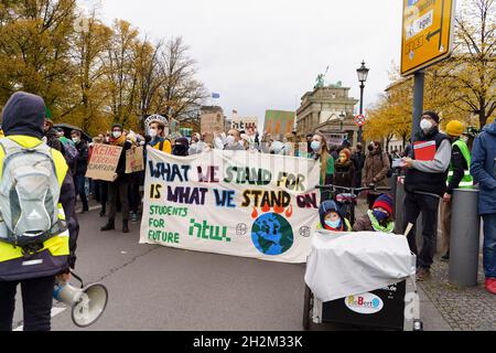 Berlino, Germania. 22 ottobre 2021. Dimostrazione del clima a Berlino. Migliaia di persone si sono radunate presso l'iconica porta di Brandeburgo di Berlino, portando bandiere che chiedevano al prossimo governo tedesco di porre maggiore enfasi sulla lotta al cambiamento climatico. (Foto di Beata Siewicz/Pacific Press) Credit: Pacific Press Media Production Corp./Alamy Live News Foto Stock