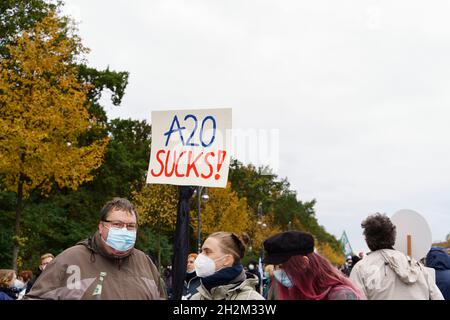 Berlino, Germania. 22 ottobre 2021. Dimostrazione del clima a Berlino. Migliaia di persone si sono radunate presso l'iconica porta di Brandeburgo di Berlino, portando bandiere che chiedevano al prossimo governo tedesco di porre maggiore enfasi sulla lotta al cambiamento climatico. (Foto di Beata Siewicz/Pacific Press) Credit: Pacific Press Media Production Corp./Alamy Live News Foto Stock