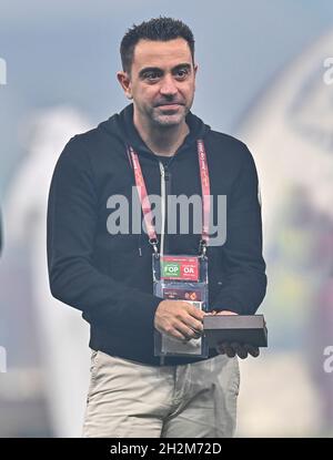 Doha, Qatar. 22 ottobre 2021. L'allenatore di al Sadd Xavi celebra la vittoria della squadra nella partita di calcio finale della Amir Cup tra al-Sadd e al-Rayyan allo stadio al-Thumama di Doha, capitale del Qatar, 22 ottobre 2021. Credit: Nikku/Xinhua/Alamy Live News Foto Stock