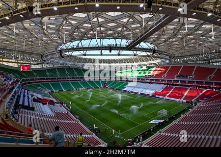 Doha, Qatar. 22 ottobre 2021. Una vista mostra l'interno del al-Thumama Stadium a Doha, capitale del Qatar, 22 ottobre 2021. Lo stadio al-Thumama è uno degli otto stadi per le partite della Coppa del mondo FIFA Qatar 2022. Credit: Nikku/Xinhua/Alamy Live News Foto Stock