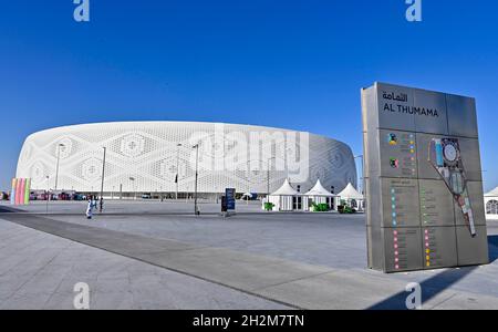 Doha, Qatar. 22 ottobre 2021. Una vista mostra l'esterno dello Stadio al-Thumama a Doha, capitale del Qatar, 22 ottobre 2021. Lo stadio al-Thumama è uno degli otto stadi per le partite della Coppa del mondo FIFA Qatar 2022. Credit: Nikku/Xinhua/Alamy Live News Foto Stock