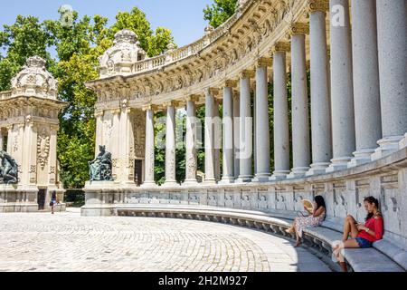 Madrid Spagna,Parque del Buen Retiro,Parco del Buen Retiro,monumento al re Alfonso XII,colonne colonnate ispaniche teen teens adolescenti ragazze femmine Foto Stock