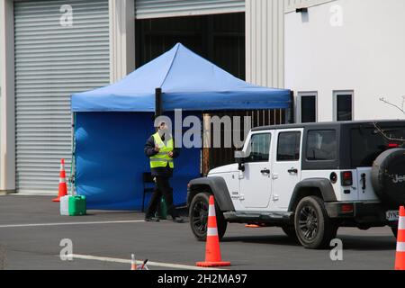 Christchurch, Nuova Zelanda. 23 ottobre 2021. Una guardia di sicurezza visto in un centro di test Covid-19 a Christchurch. Un caso positivo di Covid-19 è stato rilevato nella comunità di Blenheim a South Island, il primo in più di un anno. Un fine settimana lungo in Nuova Zelanda significa che la gente arriva a viaggiare per le destinazioni di vacanza in tutto il paese, tuttavia ci sono timori Delta sarà un compagno di viaggio non gradito. Oggi in Nuova Zelanda si sono verificati 104 casi. Credit: SOPA Images Limited/Alamy Live News Foto Stock