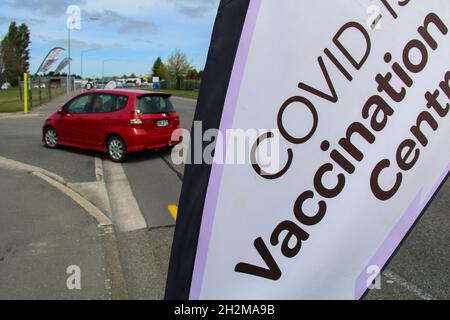 Christchurch, Nuova Zelanda. 23 ottobre 2021. Un veicolo entra nel centro di vaccinazione Covid-19 a Christchurch. Un caso positivo di Covid-19 è stato rilevato nella comunità di Blenheim a South Island, il primo in più di un anno. Un fine settimana lungo in Nuova Zelanda significa che la gente arriva a viaggiare per le destinazioni di vacanza in tutto il paese, tuttavia ci sono timori Delta sarà un compagno di viaggio non gradito. Oggi in Nuova Zelanda si sono verificati 104 casi. Credit: SOPA Images Limited/Alamy Live News Foto Stock