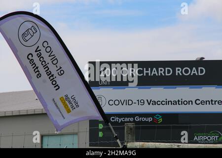 Christchurch, Nuova Zelanda. 23 ottobre 2021. Una bandiera è visto su Orchard Rd al centro di vaccinazione Covid19 a Christchurch. Un caso positivo di Covid-19 è stato rilevato nella comunità di Blenheim a South Island, il primo in più di un anno. Un fine settimana lungo in Nuova Zelanda significa che la gente arriva a viaggiare per le destinazioni di vacanza in tutto il paese, tuttavia ci sono timori Delta sarà un compagno di viaggio non gradito. Oggi in Nuova Zelanda si sono verificati 104 casi. Credit: SOPA Images Limited/Alamy Live News Foto Stock