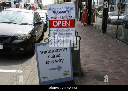 Christchurch, Nuova Zelanda. 23 ottobre 2021. Alabaster's Pharmacy a Merivale sta ora vaccinando le persone senza alcun appuntamento.Un caso positivo Covid-19 è stato rilevato nella comunità di Blenheim a South Island, il primo in più di un anno. Un fine settimana lungo in Nuova Zelanda significa che la gente arriva a viaggiare per le destinazioni di vacanza in tutto il paese, tuttavia ci sono timori Delta sarà un compagno di viaggio non gradito. Oggi in Nuova Zelanda si sono verificati 104 casi. (Foto di Adam Bradley/SOPA Images/Sipa USA) Credit: Sipa USA/Alamy Live News Foto Stock