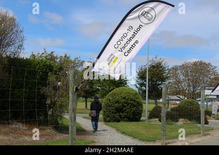 Christchurch, Nuova Zelanda. 23 ottobre 2021. Un uomo entra nel centro di vaccinazione di Covid-19 a Christchurch. Un caso positivo di Covid-19 è stato rilevato nella comunità di Blenheim a South Island, il primo in più di un anno. Un fine settimana lungo in Nuova Zelanda significa che la gente arriva a viaggiare per le destinazioni di vacanza in tutto il paese, tuttavia ci sono timori Delta sarà un compagno di viaggio non gradito. Oggi in Nuova Zelanda si sono verificati 104 casi. (Foto di Adam Bradley/SOPA Images/Sipa USA) Credit: Sipa USA/Alamy Live News Foto Stock