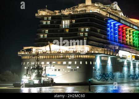 Papenburg, Germania. 23 ottobre 2021. La nave da crociera di 337 metri 'Aidacosma' sarà trasferita attraverso l'EMS al Mare del Nord durante la notte. Il colosso da crociera di nuova costruzione 'Aidacosmaa' ha iniziato il suo rimorchiatore dal cantiere Meyer sull'EMS al Mare del Nord. Credit: Mohssen Assanimoghaddam/dpa/Alamy Live News Foto Stock