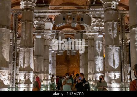 ISTANBUL, TURCHIA - 12 OTTOBRE 2021: Teodosio Cistern è una delle molte antiche cisterne di Costantinopoli che si trovano sotto la città di Istanbul, Turke Foto Stock