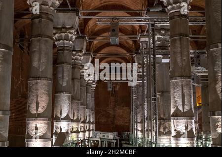 Teodosio Cisterna è una delle molte antiche cisterne di Costantinopoli che si trovano sotto la città di Istanbul, Turchia. Fu costruita dall'imperatore romano Theo Foto Stock