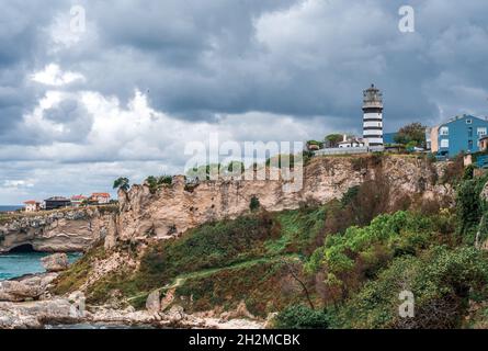 Faro sulle rocce vicino a Sile, Istanbul, Turchia, Mar Nero. Faro sulla roccia vicino al mare. Oceano costa con rocce e faro Foto Stock