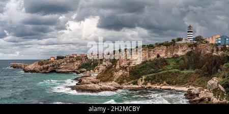 Faro sulle rocce vicino a Sile, Istanbul, Turchia, Mar Nero. Faro sulla roccia vicino al mare. Oceano costa con rocce e faro. Ampio panorama Foto Stock