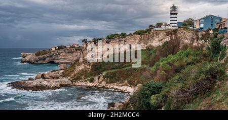 Faro sulle rocce vicino a Sile, Istanbul, Turchia, Mar Nero. Faro sulla roccia vicino al mare. Oceano costa con rocce e faro. Ampio panorama Foto Stock