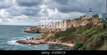 Vista del faro in riva al mare contro il cielo nuvoloso. Bel faro sulle rocce vicino Sile, Istanbul, Turchia, Mar Nero. Panorama Foto Stock